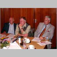 591-1059 Kreistagssitzung 10.10.2004 in Syke. Gerd Gohlke als Gast, Klaus Schroeter und Uwe Koch.JPG